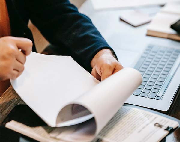 Vue suggérant un agent immobilier travaillant sur des documents de vente