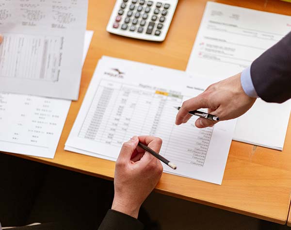 Vue suggérant deux courtiers immobiliers en plein travail