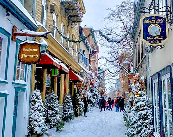 Ruelle commerçante dans la ville de Québec, sous la neige
